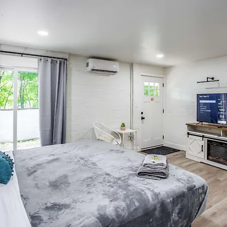 Newly Renovated Bright Studio